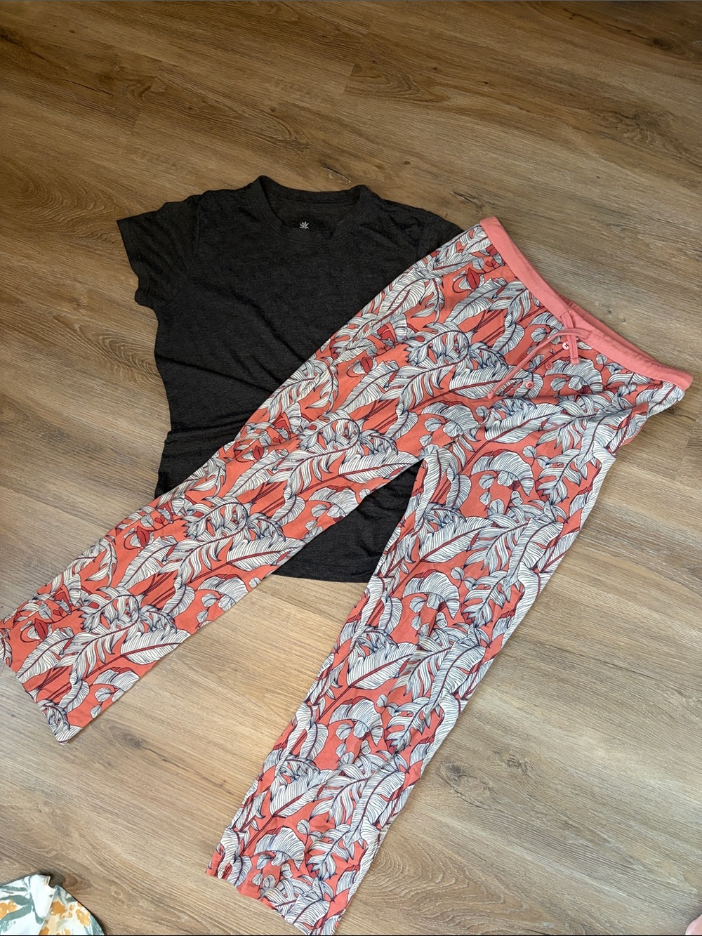 Cariloha Coral Leaf-Print Women’s Lounge Pants & Gray Shirt
